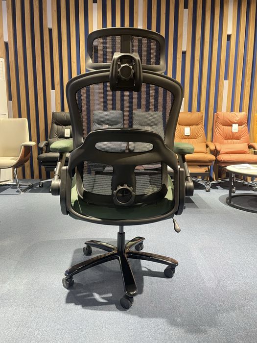 Офисное кресло для руководителя Mustang с макс нагрузкой до 200 кг