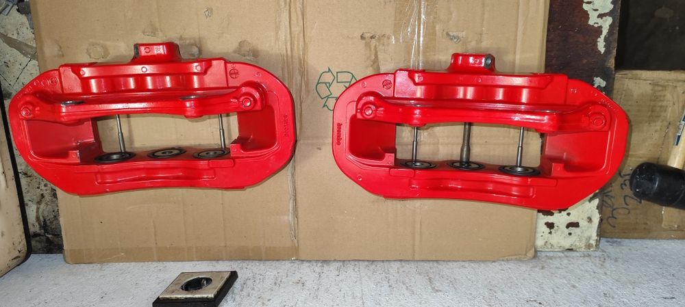 6 бутални спирачни апарати AMG