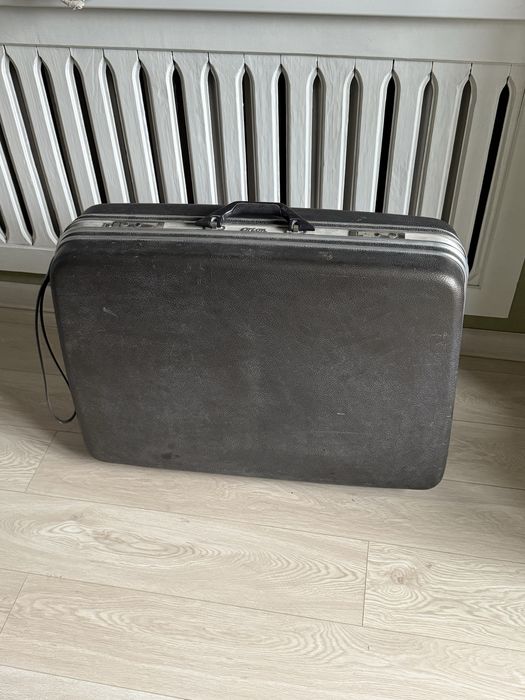 Чемодан с жестким каркасом