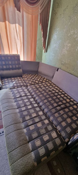 Срочно продам прочный диван с креслом