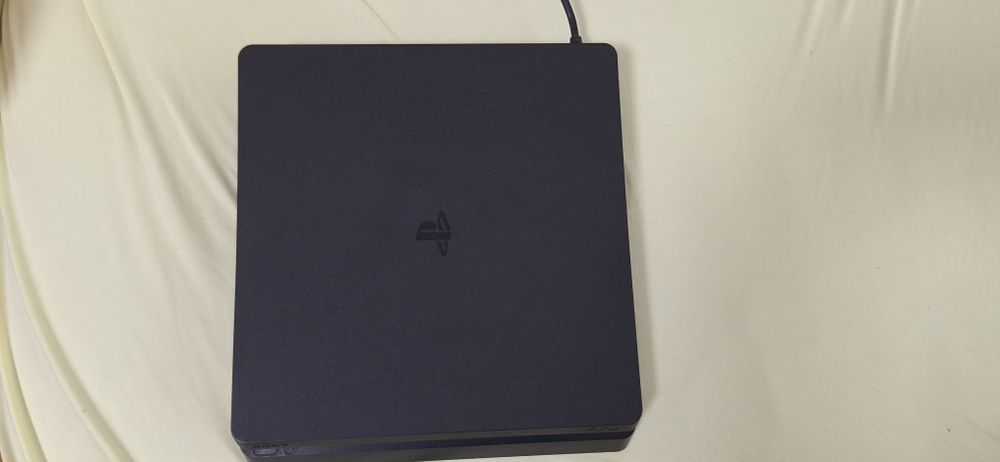 Vând ps4+2 controlere+stație de încărcare pt controlere+10 jocuri