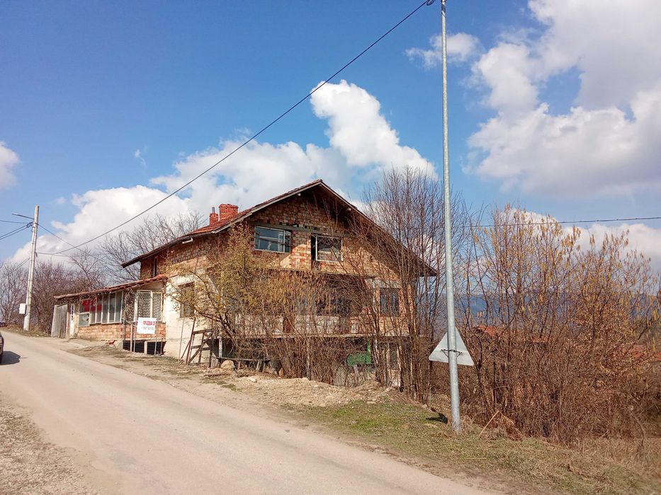 Двуетажна къща с голям двор в град Априлци