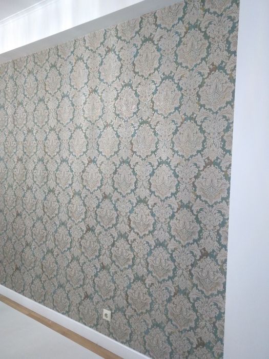 Профессионально клею обои.