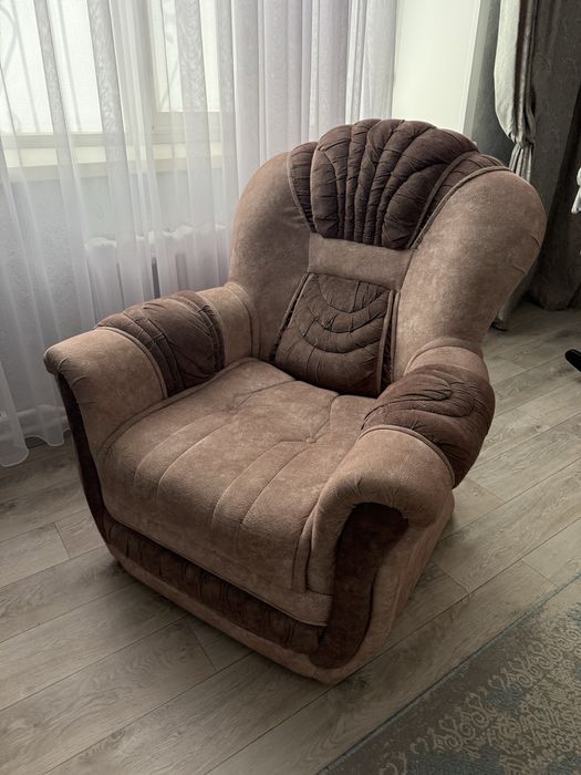 Продам угловой диван с креслом
