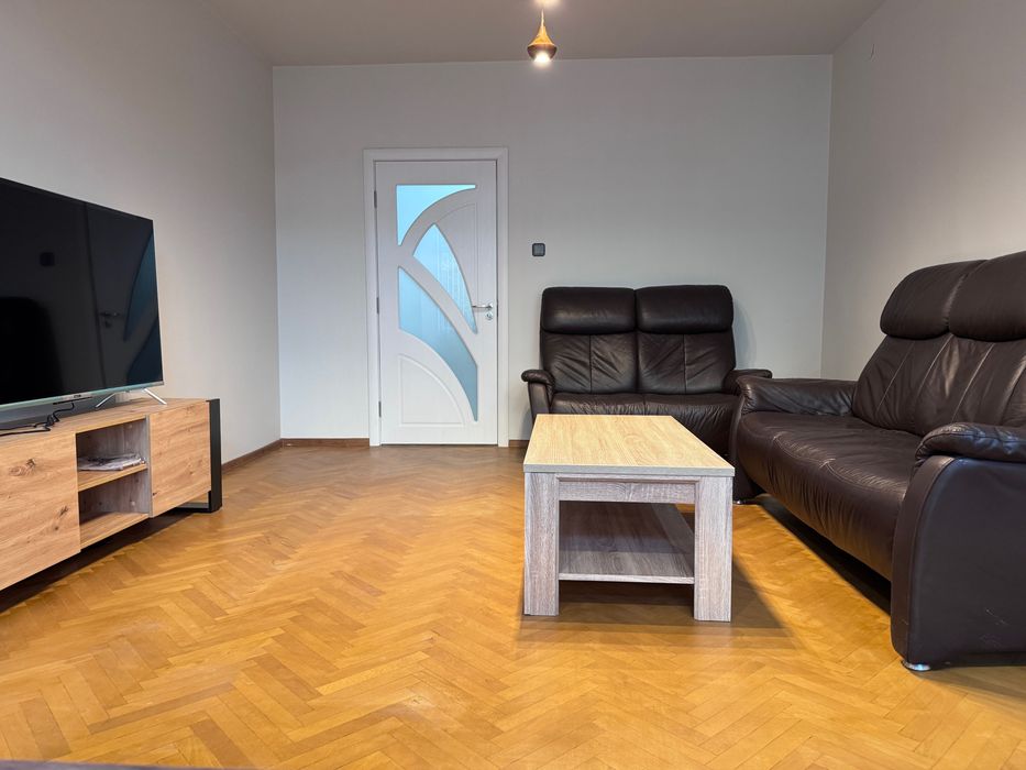 Дава се под наем Тристаен апартамент в Пловдив, Център - 90 кв.м за 680 € - Снимка #1