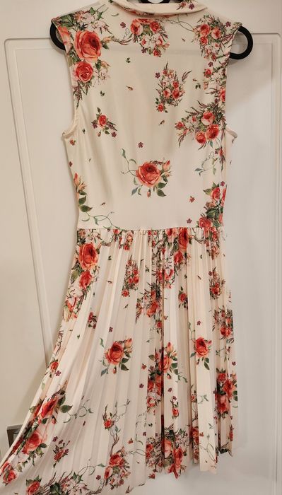 Чисто нова рокля с плисе MOHITO