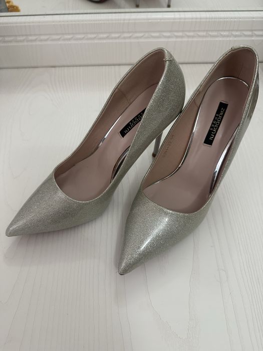 Красивые нарядные туфли