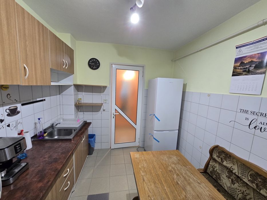 Inchiriez apartament 3 camere semidecomandat