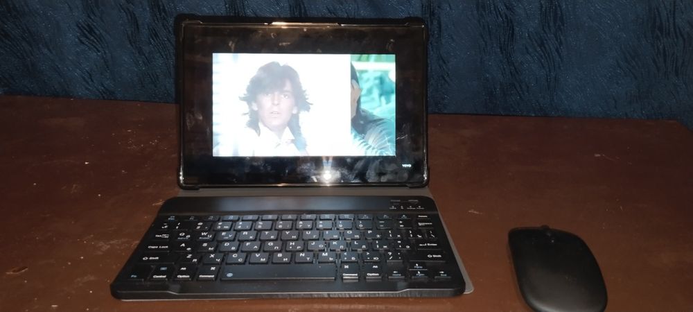 Планшет с клавиатурой и мышкой