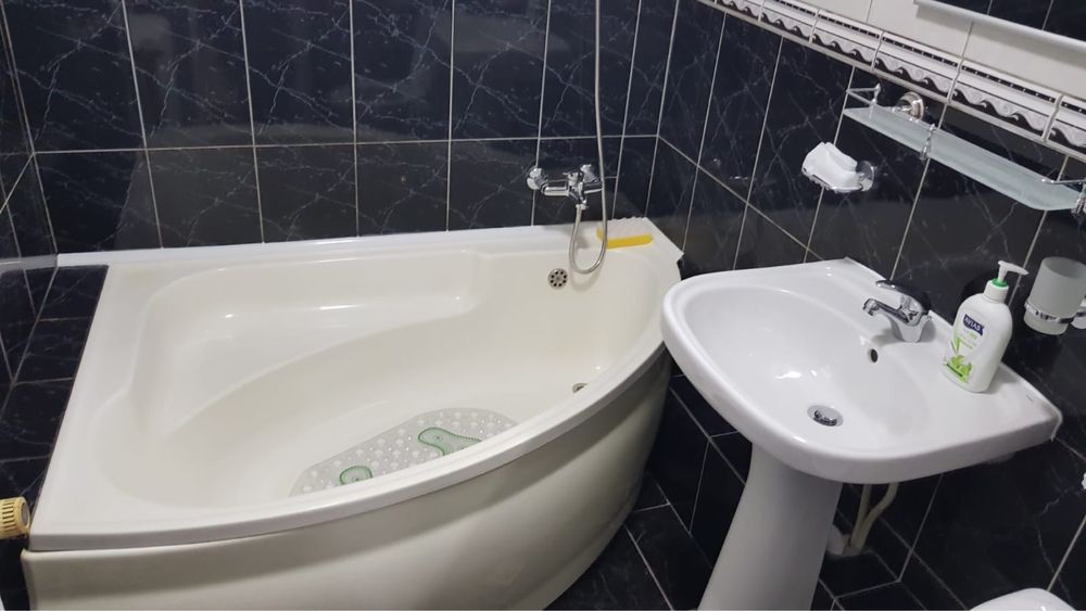 Vând apartament 2 camere spațios, etaj 1, poziție excelentă