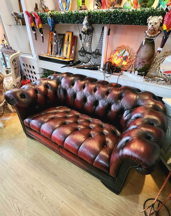 Кожен диван Chesterfield – тъмно бордо