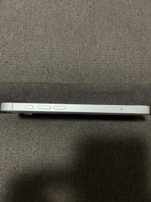 Продавам Iphone 16e