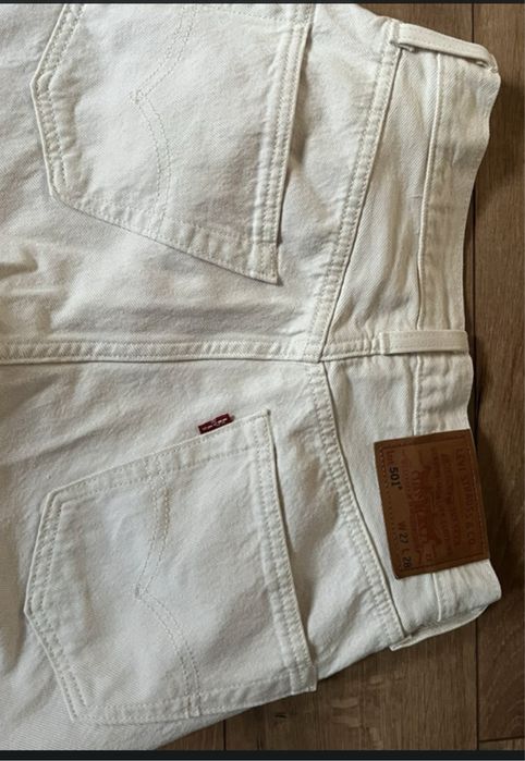 Blugi noi Levi’s de vanzare