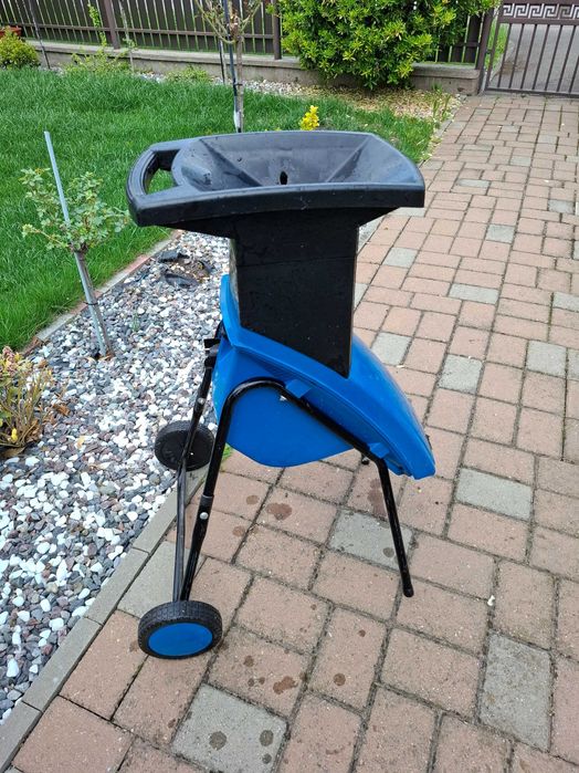 Vand masina de tocat crengi,buruieni, germana.