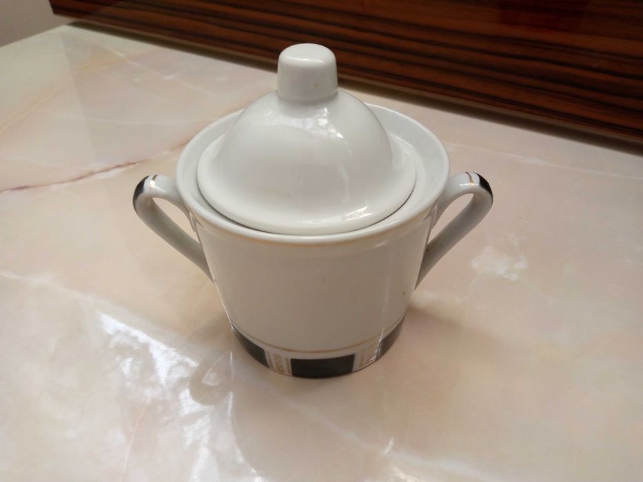 Сахарница с крышкой, поднос и разная старая посуда за все 25тыс