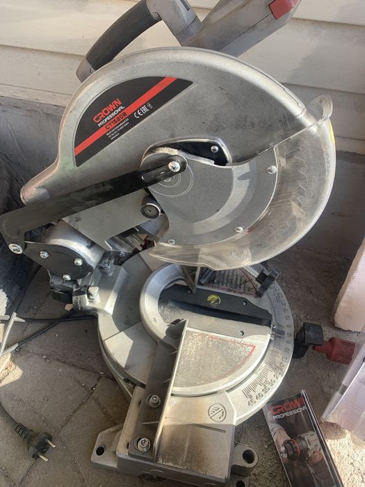 Пила торцовочная CROWN CT15208
