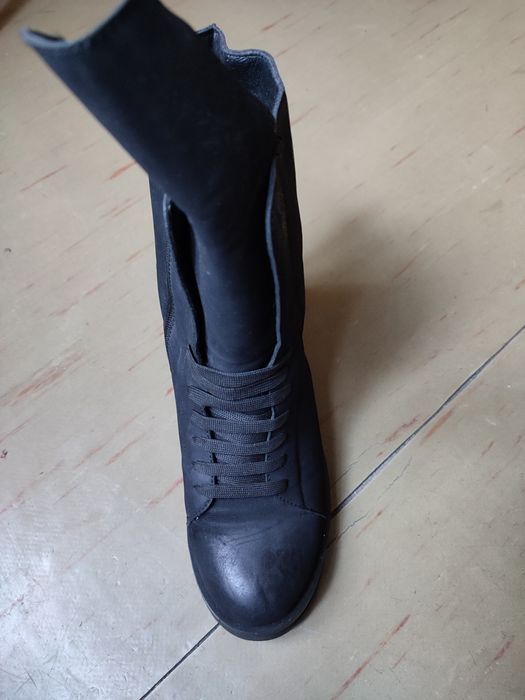 Полусапожки черные.
