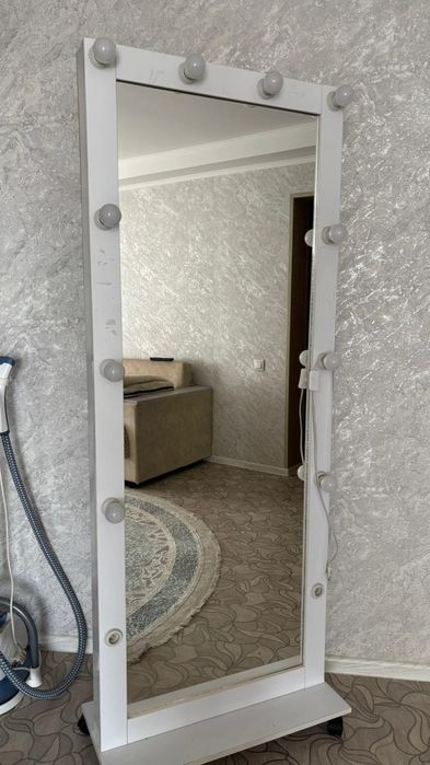 Продам зеркало с подсветкой