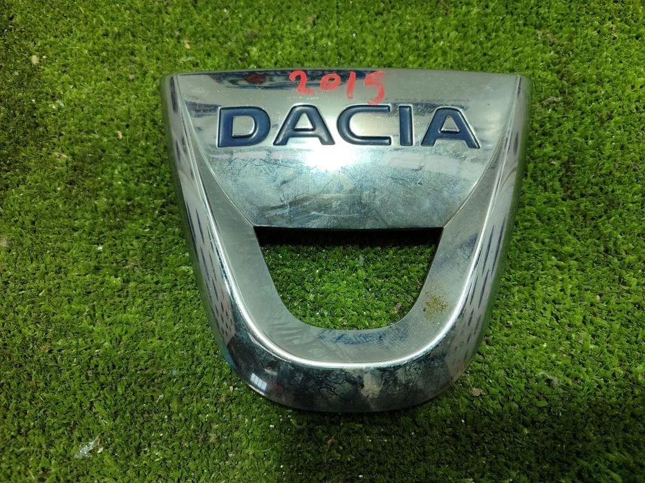 EMBLEMA / LOGO FATA DACIA DUSTER 1.5 DIESEL 2015 / SUV 5 USI COD OEM 628900520R / 2013-2017
