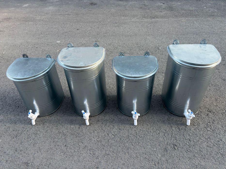 Bazin de apă din tablă zincată , cu robinet .