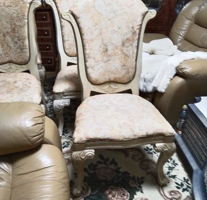 Продам шикарную мебель стол со стульями!