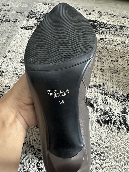 Продам серые ботильоны Respect