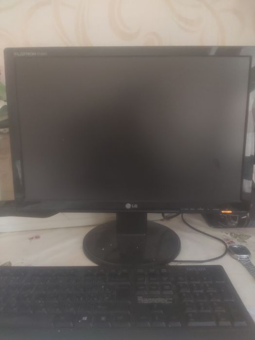 Монитор LG Flatron  черный