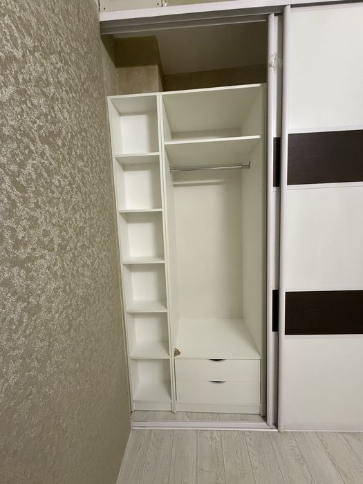 Встроенный шкаф и стеллаж