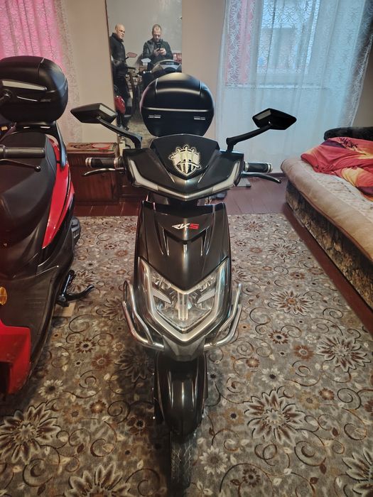 Vând scutăr electric