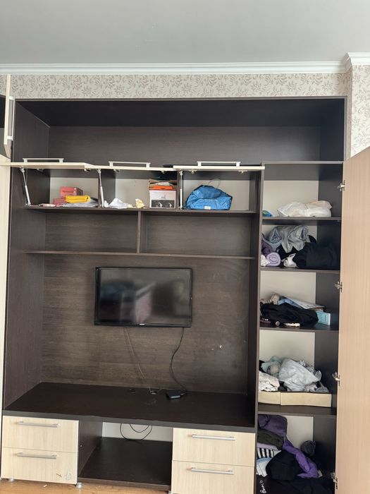 Продается угловой шкаф-гарнитур с ТВ-зоной