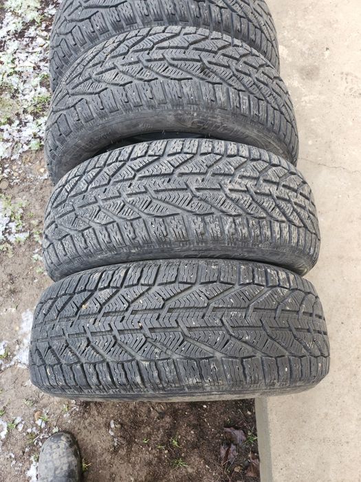Vând  2 cauciucuri 215 55 r16 iarna aproape noi