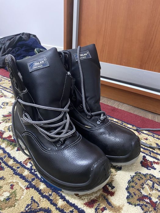 Арнайы киім мен аяқ киім сатылады