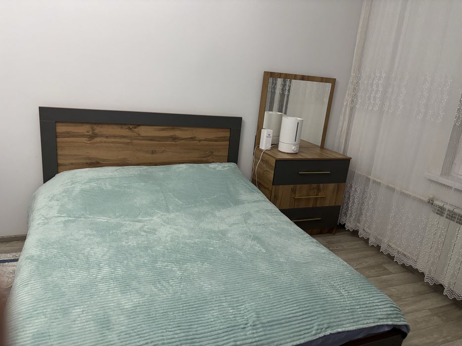 Кровать и комод