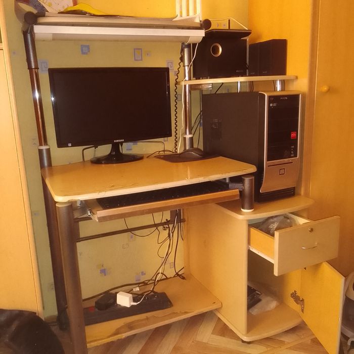 Продам стол компьютерный Б/У