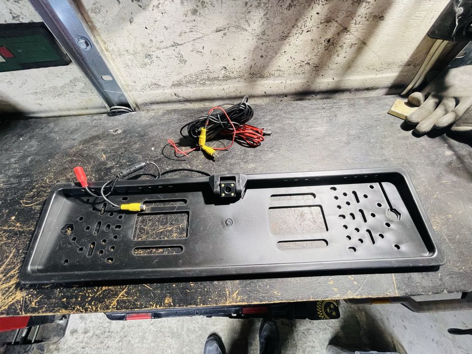 Камера за задно виждане в рамката на номера и модул за безжична връзка