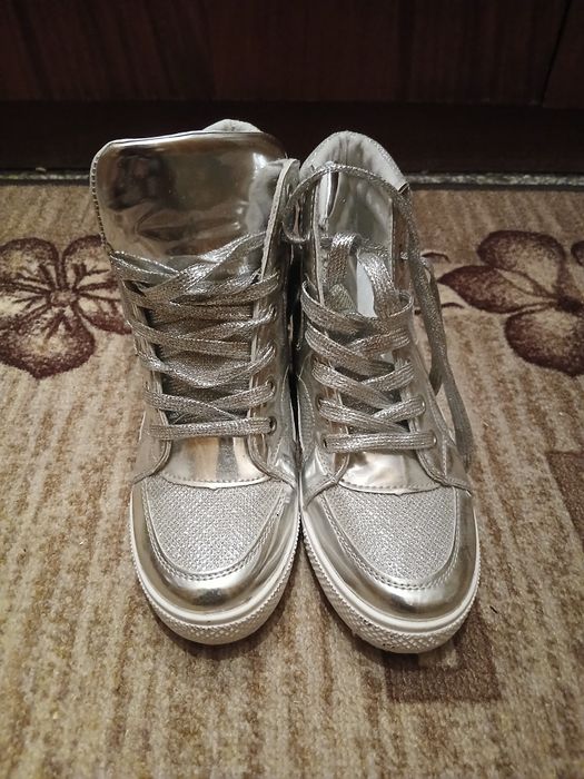 Дамски обувки с платформа. Номер 39,но отговарят на 38.