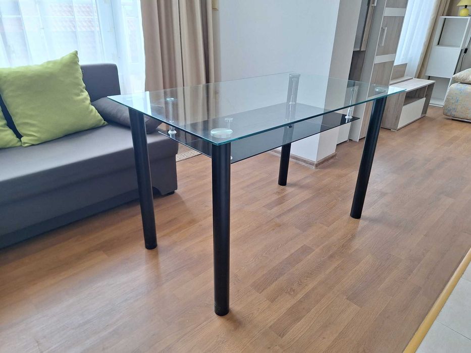 Трапезна маса със стъклен плот