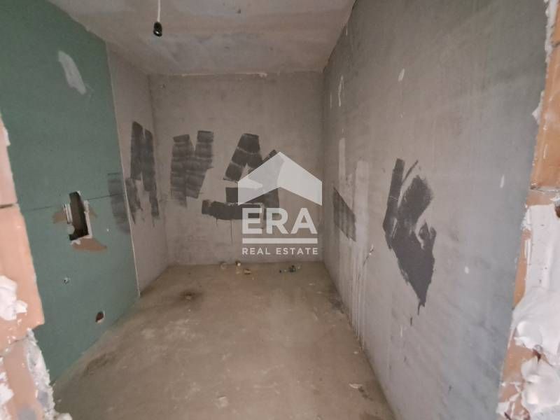 Двустаен апартамент за продажба, с големи стаи и прилежащ двор, в ново