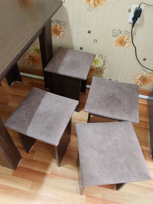 Продам кухонный стол и стулья.
