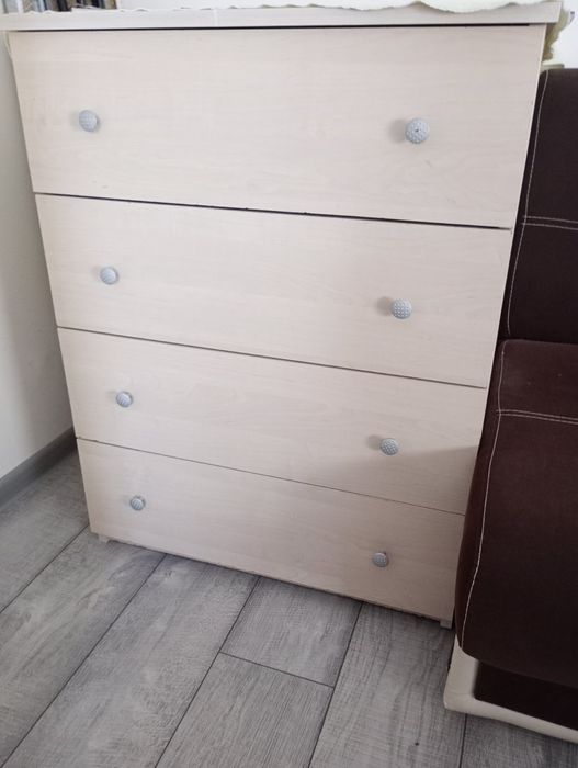 Продавам скрин с 4 чекмеджета