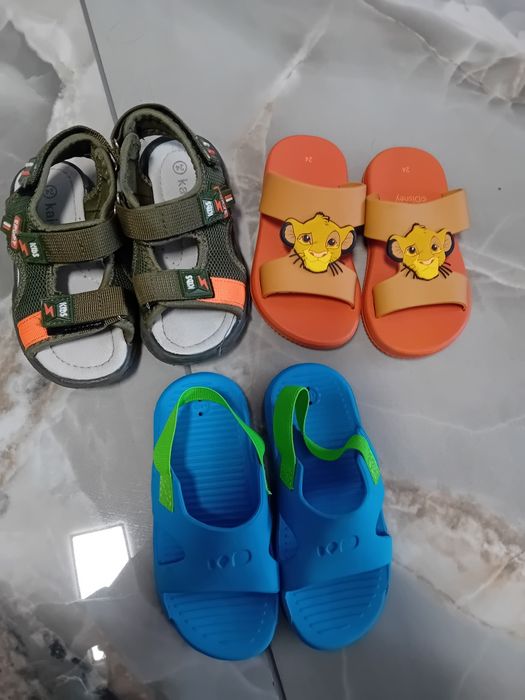 Lot papuci și sandale nr24 iar cele albastru 25