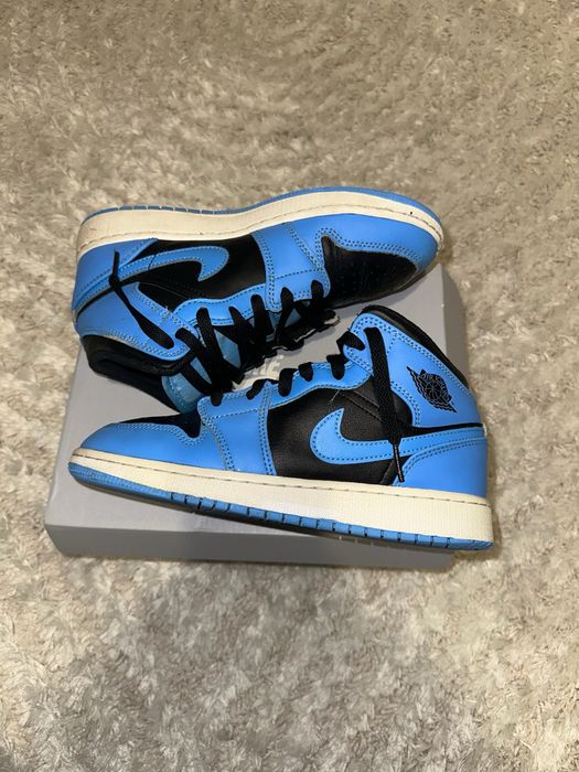 Adidasi Air Jordan 1 Mid „University Blue”