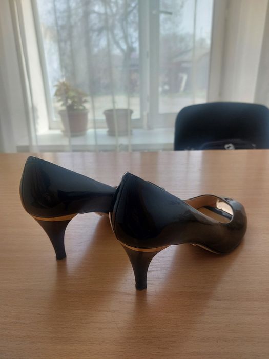 Продам туфли лакированные