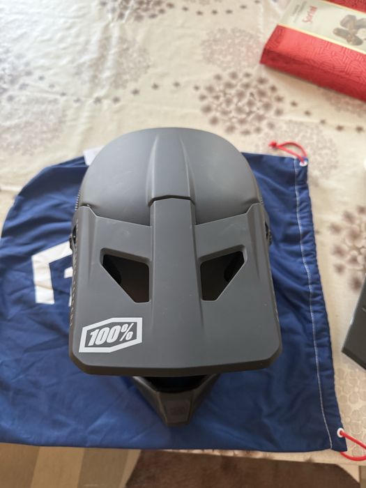 Каска 100 percent status черна