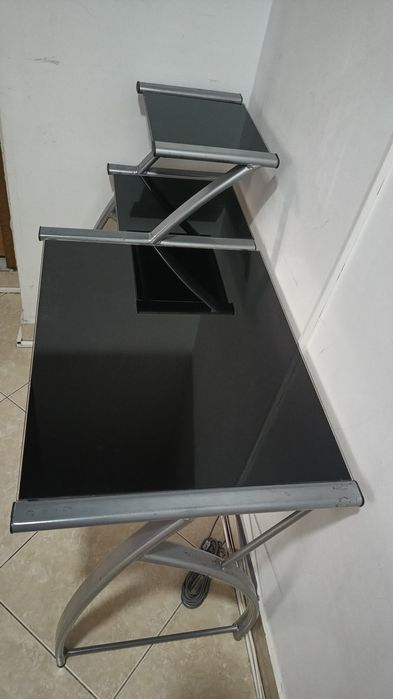Birou de studiu din sticlă neagră cu bare metalice argintii