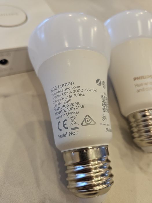 Kit Philips Hue bridge si 3 bec-uri E27 RGB