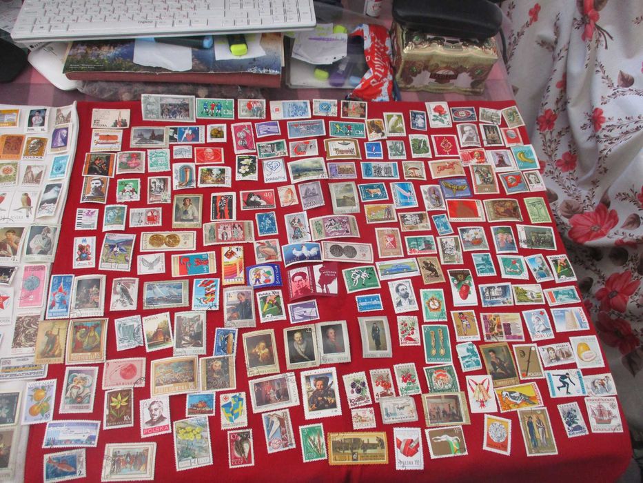 Пощенски марки:без и с печати от много държави разнообразни и ценни