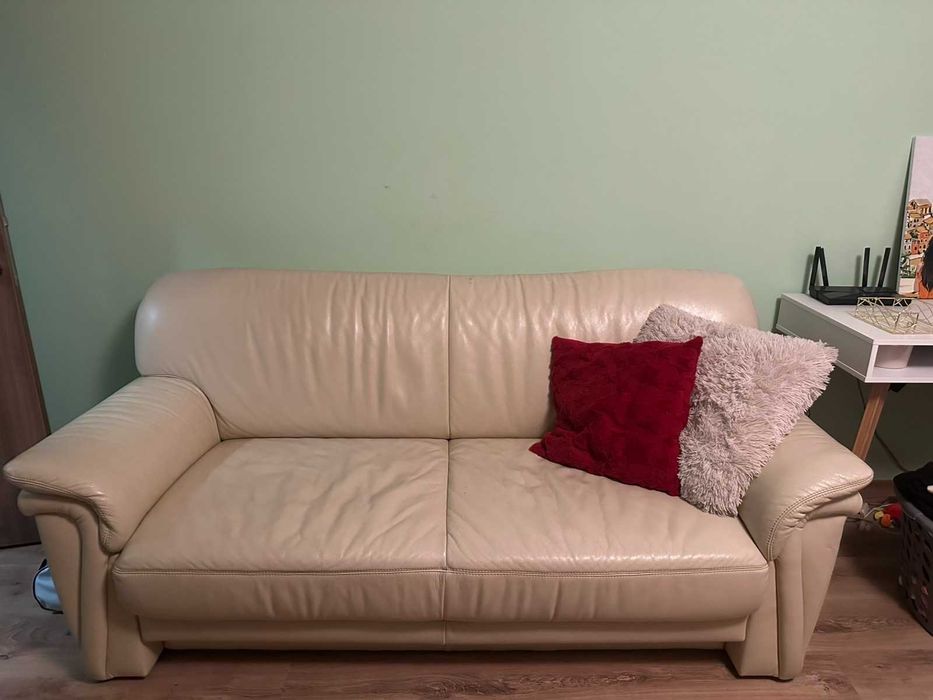 Продавам кожен диван двойка