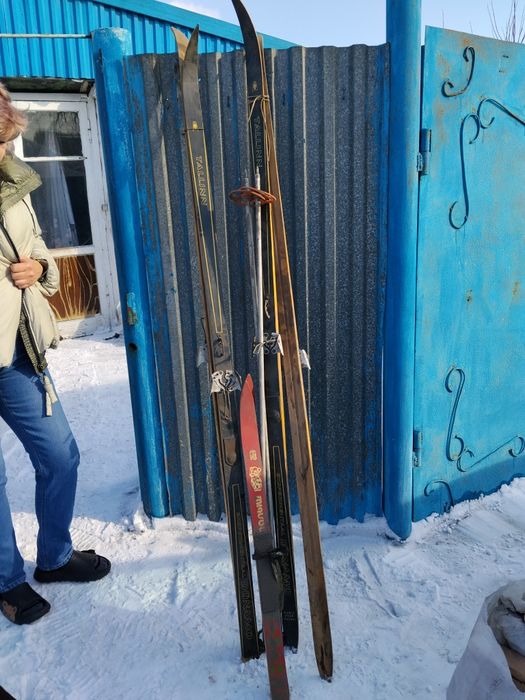 Продам лыжы с ботинками размером 40 и44