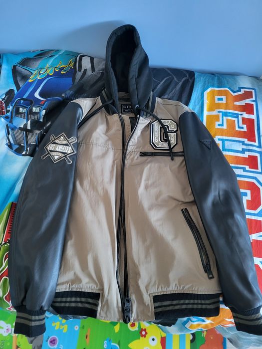 Оригинално яке на Guess размер М